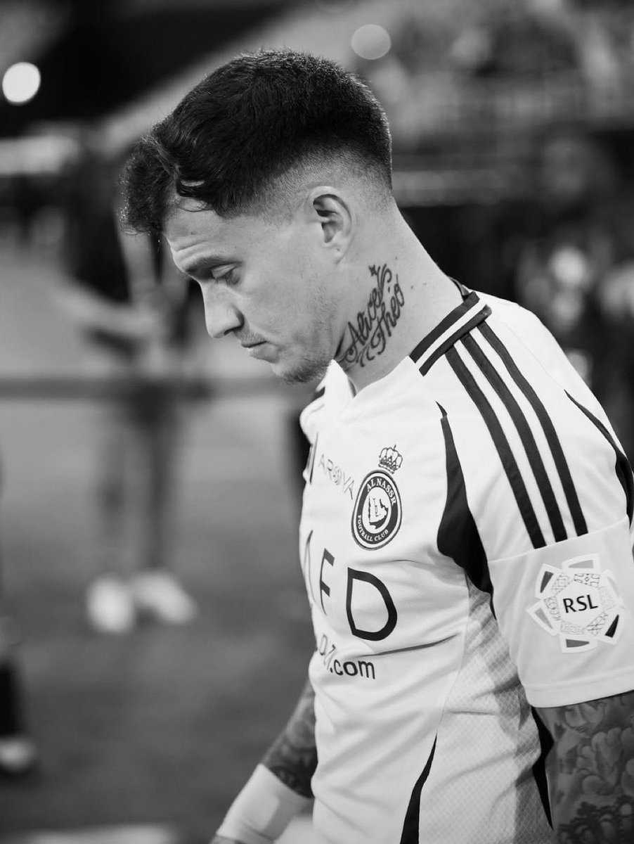 6fref's tweet image. سلامي سلامٍ مـودعٍ ما يبي فرقـاك
ولا له على شوفتـك قـدرةٌ ولا سُلطـه
يشوفك بعد ما أُقفيت وإنّـته تجرّ خُطـاك
وكأنّه صويبٍ معطبينه هل البلطه
تهشّم خفوقه يوم لوّحت له بيداك
يناديك ودموعه على الخدّ مختلط
