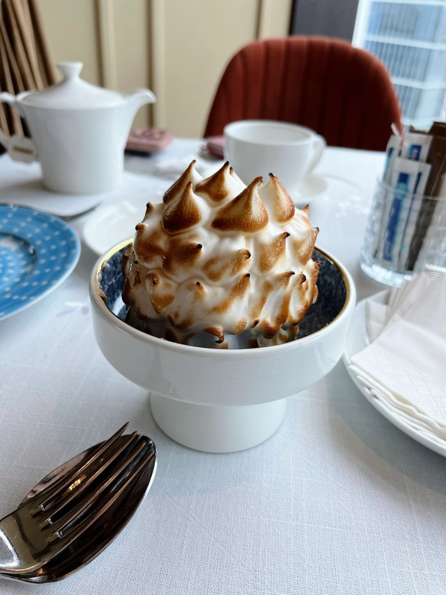 美味しいラムラックと美しいデザートですね😋