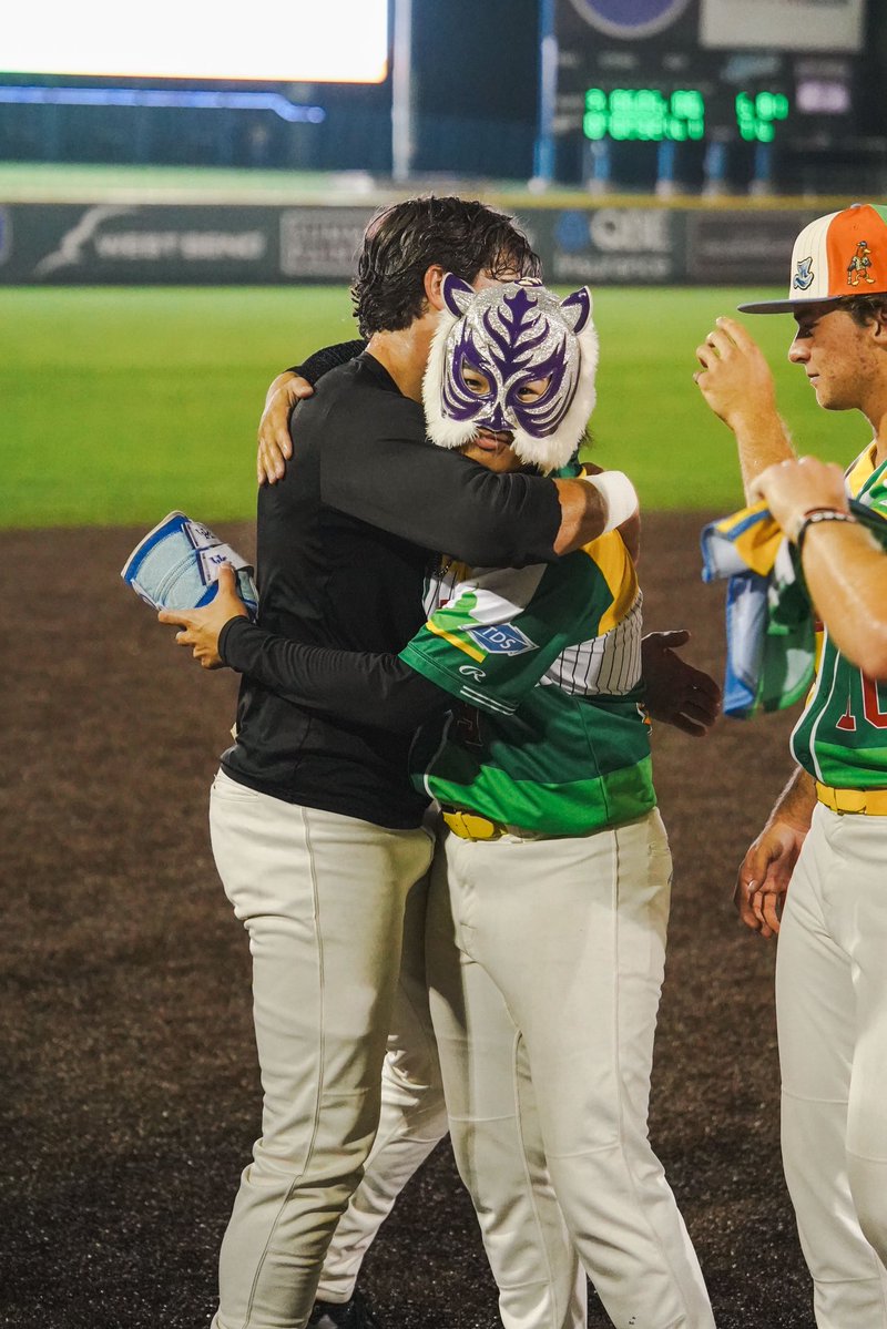 MadisonMallards's tweet image. a WALK OFF HOME RUN BY COLE KOSCIUSKO (@colekozz) - the moment in pictures π¦πΈ