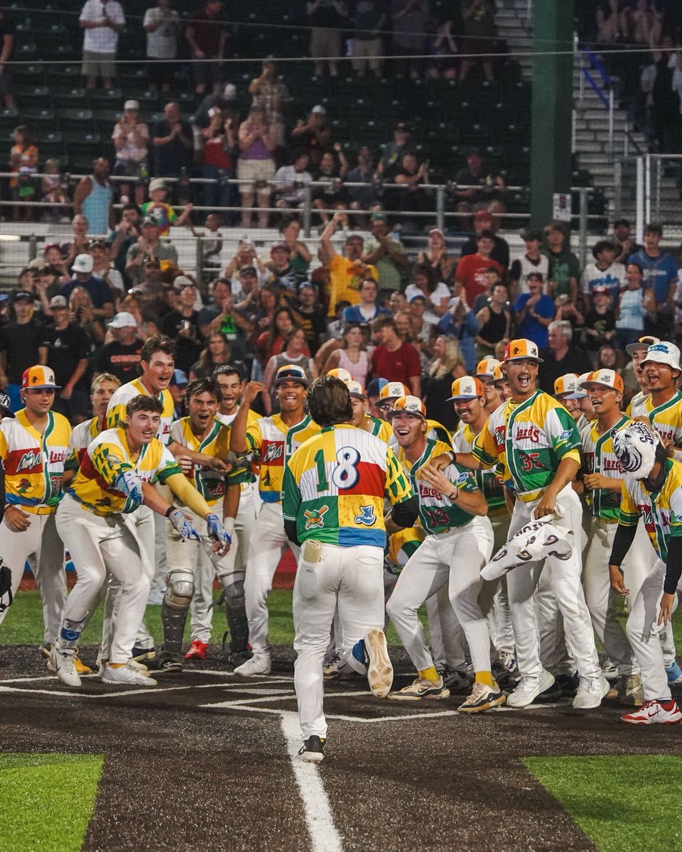 MadisonMallards's tweet image. a WALK OFF HOME RUN BY COLE KOSCIUSKO (@colekozz) - the moment in pictures π¦πΈ