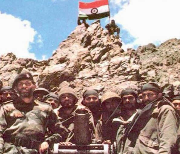 swankhede_IRS's tweet image. Paying heartfelt tribute to the valiant soldiers of the Kargil War, Their unwavering courage and supreme sacrifice will always be remembered with pride and gratitude.
Jai Hind 🇮🇳
#KargilVijayDivas #indianarmy #IndiaSalutesKargilHeroes
