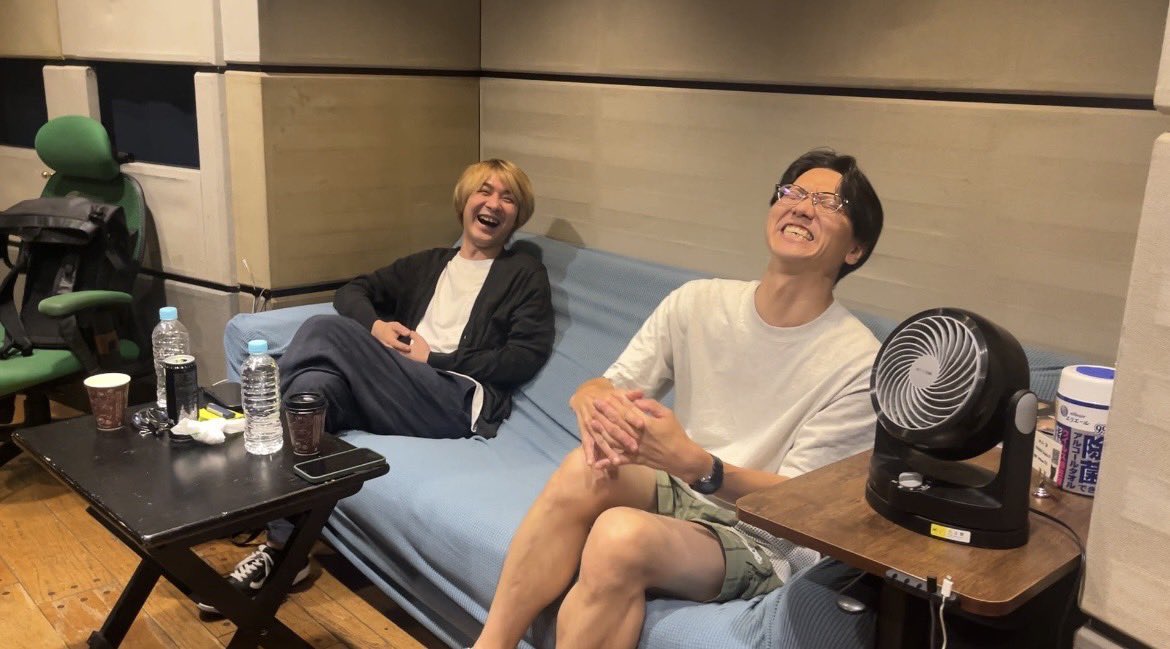 monobright_mo's tweet image. おはようございます☀
Compです🦕
再始動からメンバーが集まると、必ずある光景✨バンドマンか?お笑いコンビか?😅
岩中いじりは大事なコミュニケーション👍ずっとグルーヴィンです🔥
#モノブライト