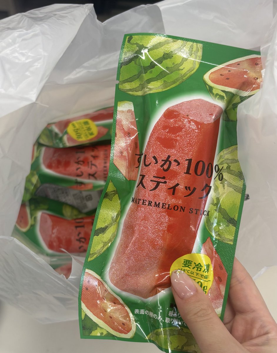 rechi325's tweet image. ローソンのすいか100%スティック、美味すぎてまとめ買い案件。これで21kcalとか信じられん。もうアイスいらない、こいつだけでいい。