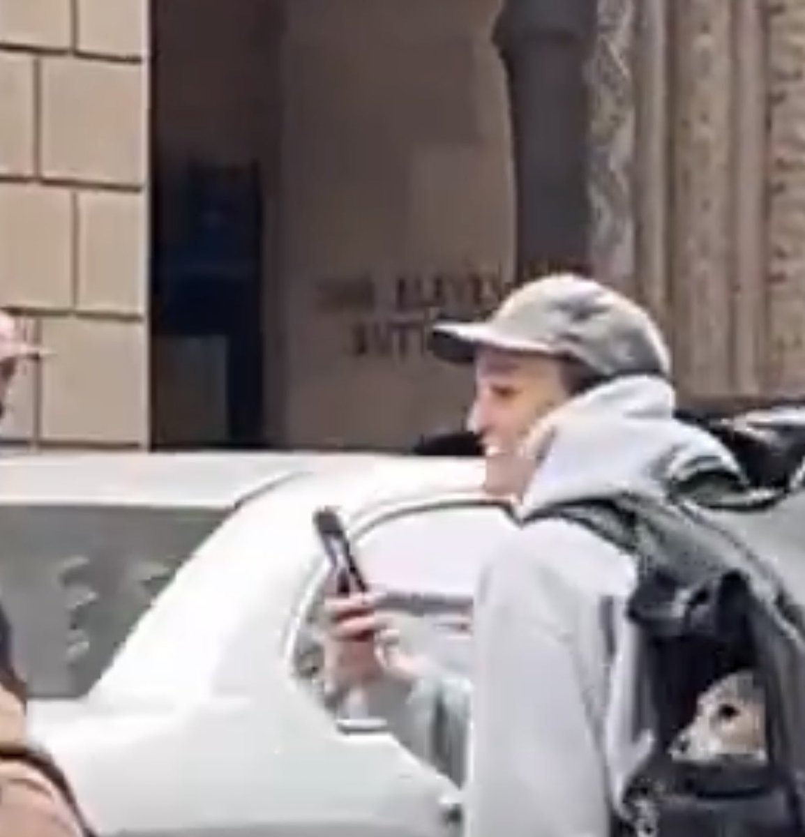 Dragonboy155's tweet image. People in San Francisco try to block ICE vehicles and kicking them while moving!
I thought @POTUS gave a directive to arrest these people @FBISanFrancisco