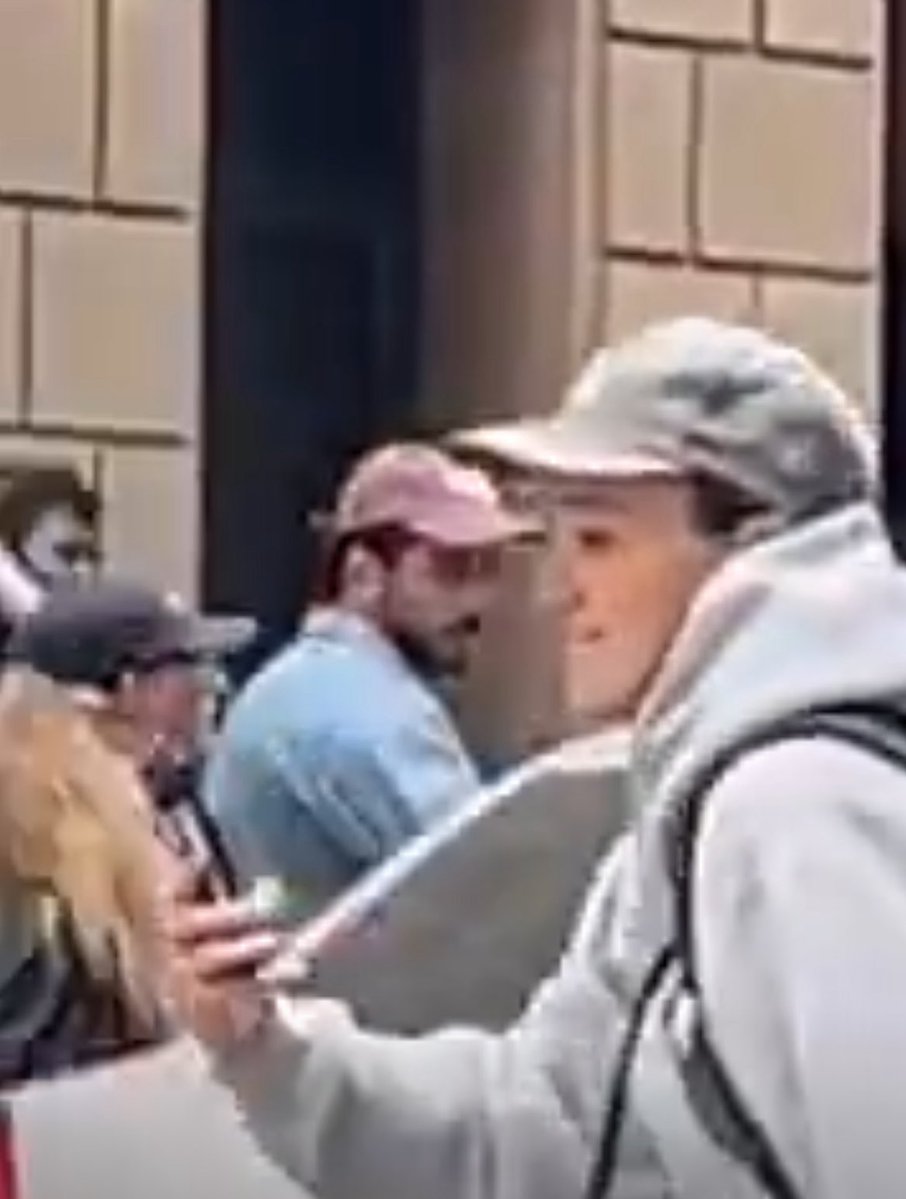 Dragonboy155's tweet image. People in San Francisco try to block ICE vehicles and kicking them while moving!
I thought @POTUS gave a directive to arrest these people @FBISanFrancisco