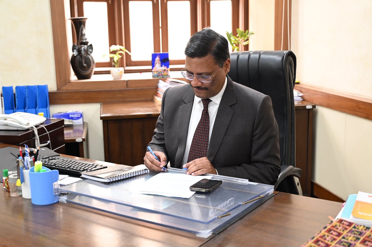 आज मुझे अपर मुख्य सचिव (Ad. Chief Secretary) पद पर प्रोन्नति मिली, और इस अवसर पर मैं अपने सभी सहयोगियों, मित्रों और परिवारजनों का दिल से धन्यवाद करना चाहता हूँ।

आज से लगभग 32 वर्ष पूर्व मैंने भारतीय प्रशासनिक सेवा (IAS) की परीक्षा पास की थी, और तब से यह सफर निरंतर जारी रहा। इस