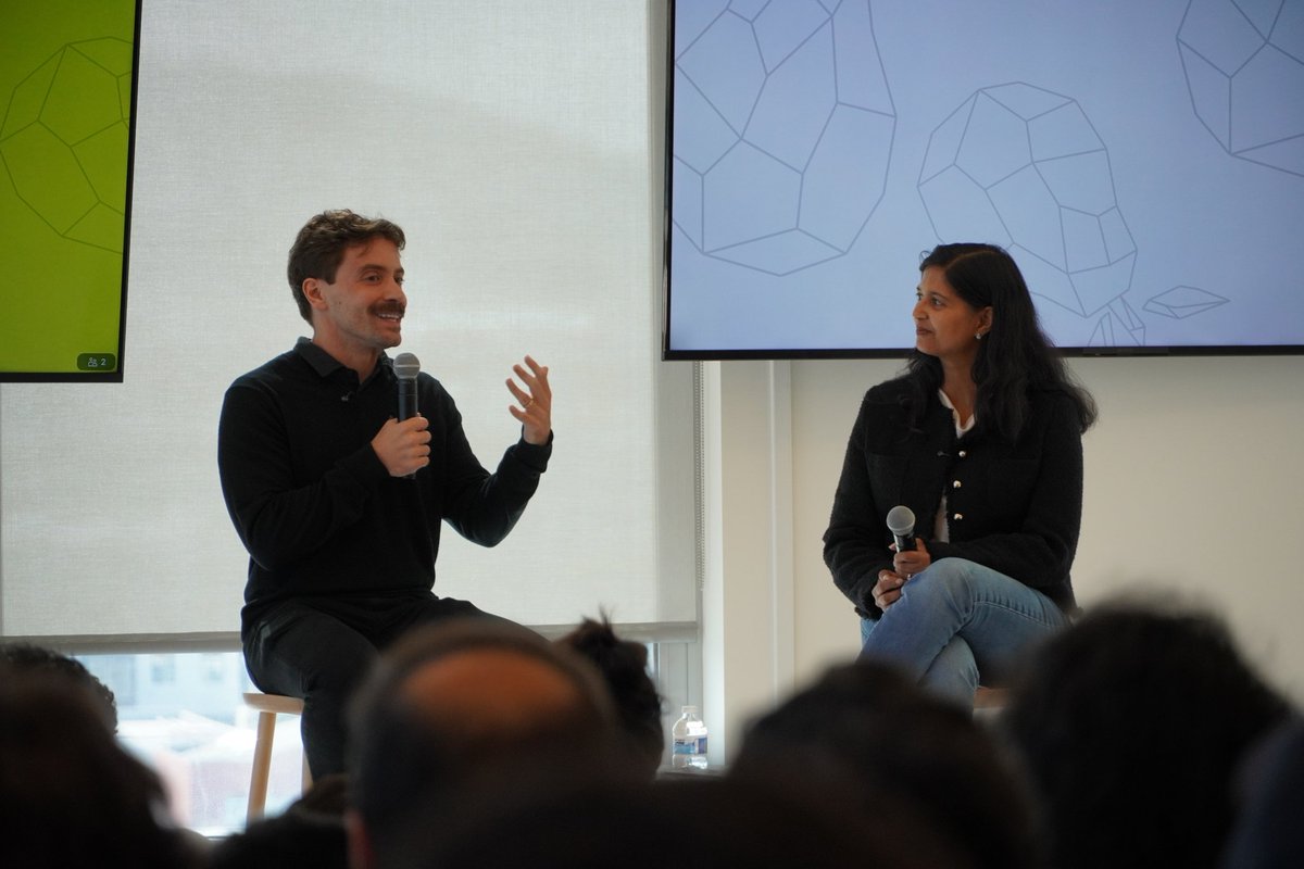 aparnabsinha's tweet image. Great fireside chat with @rauchg @pearvc yesterday. We discussed the origins of #v0, AI SDK and Next.js, his origins in open source, and @vercel principles: speed, focus, taste, attention to detail, starting with the user and meeting customers every day!