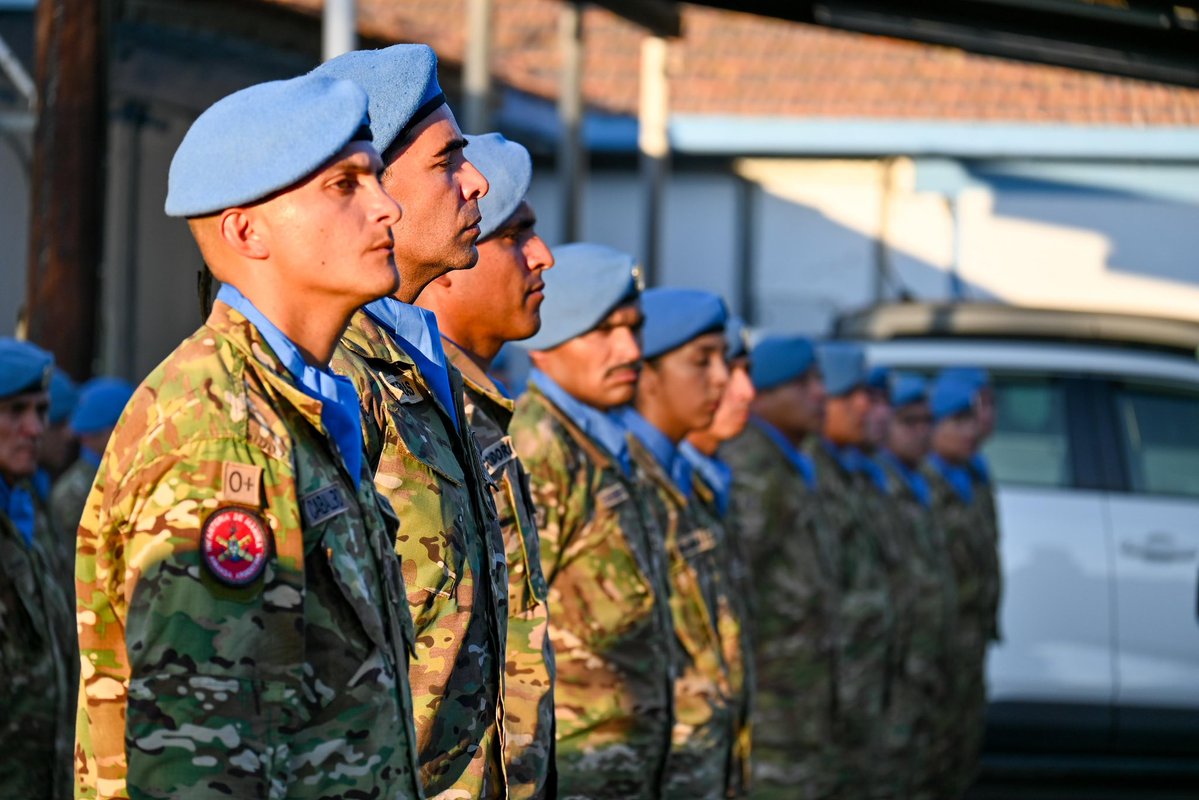 UN_CYPRUS's tweet image. Top @UN official in #Cyprus, Colin Stewart, together with #UNFICYP’s Force Commander, Major General Erdenebat Batsuuri, awarded medals to 183 #peacekeepers from #Argentina 🇦🇷, #Chile 🇨🇱, #Paraguay 🇵🇾 and #Ecuador 🇪🇨, who are based in sector 1, for their #service4peace on the…