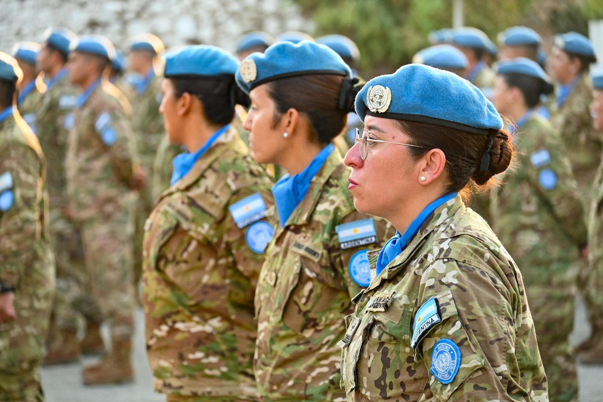 UN_CYPRUS's tweet image. Top @UN official in #Cyprus, Colin Stewart, together with #UNFICYP’s Force Commander, Major General Erdenebat Batsuuri, awarded medals to 183 #peacekeepers from #Argentina 🇦🇷, #Chile 🇨🇱, #Paraguay 🇵🇾 and #Ecuador 🇪🇨, who are based in sector 1, for their #service4peace on the…