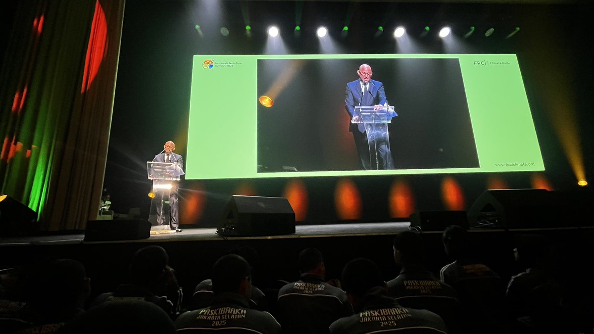 🌱 “Climate ambition and economic development are not competing priorities,” said <a href="/UNFCCC/">UN Climate Change</a> Executive Secretary @SimonStiell at the Net Zero Summit in Jakarta by @FPCIindo.

🇮🇩 Indonesia can lead Southeast Asia’s clean energy future — with bold plans, strong leadership, and the