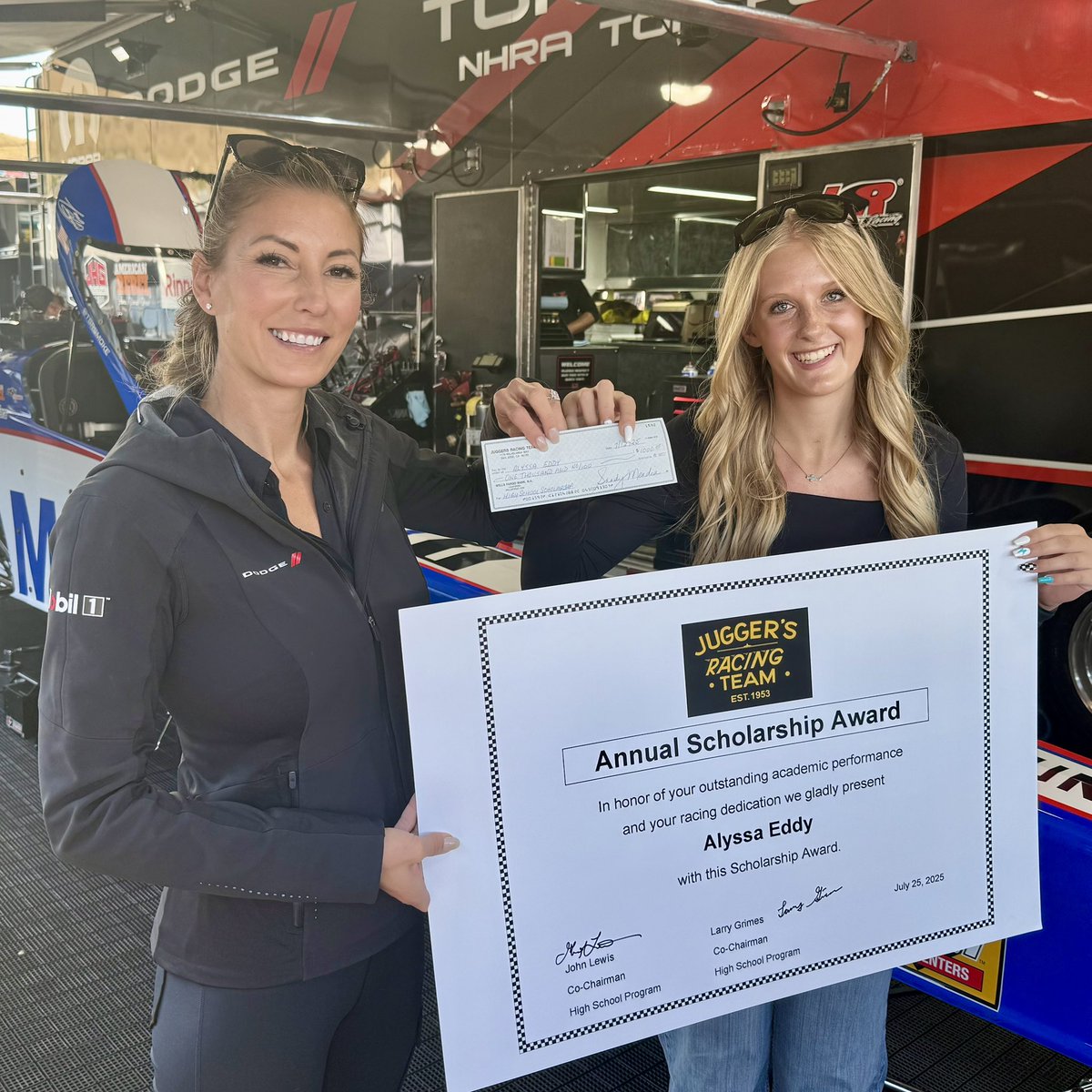TSRnitro's tweet image. Congratulations to Alyssa Eddy for winning the Juggers Racing Team annual scholarship award! @LeahPruett_TF loves getting to present the check to the winner each year. You have a bright future ahead of you, Alyssa!
#TSRnitro | #NHRA | @NHRA