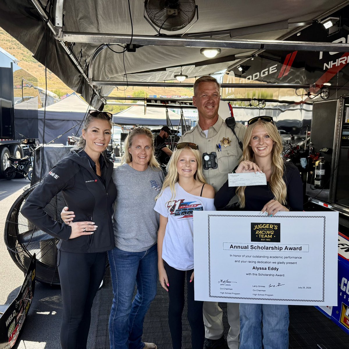 TSRnitro's tweet image. Congratulations to Alyssa Eddy for winning the Juggers Racing Team annual scholarship award! @LeahPruett_TF loves getting to present the check to the winner each year. You have a bright future ahead of you, Alyssa!
#TSRnitro | #NHRA | @NHRA