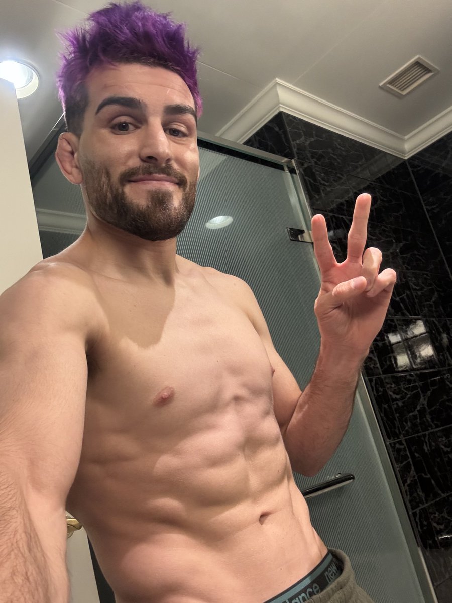 In one month I went from 165lbs/ 75kgs to 125.6lbs/ 57kgs. It 100% sucked and I honestly had a breaking moment, but I couldn’t waste this amazing opportunity. It was extremely tough, but with my team’s help and with all of the fans’ support. I couldn’t stop! Thank you everyone 🙏🏻