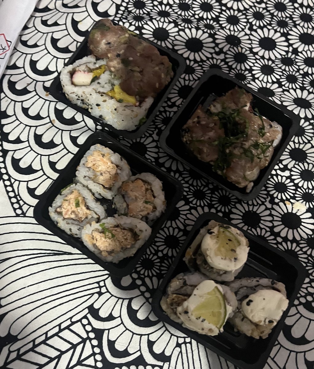 ffatedtruth's tweet image. SUVCESS STORU
eu to a 2 dias afirmando mt mt que meu padrasto trouxe comida japonesa visualizando etc mesmo c a minha mãe falando que ele não traria E ELE TROUXEEEE