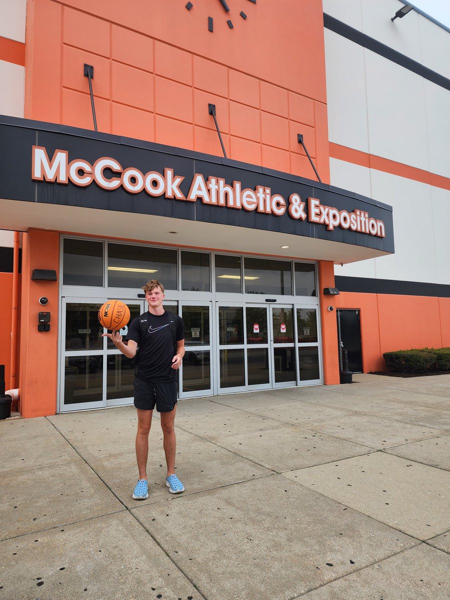 cc25guard2027's tweet image. Friday night training @HSAAShowcase in Chicago. Skill Building, Drills, and Basketball mindset. 4 coaches and 14 players ready for an intense weekend of learning.