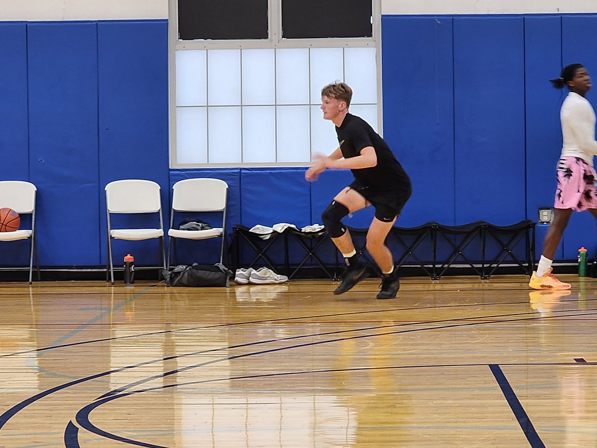 cc25guard2027's tweet image. Friday night training @HSAAShowcase in Chicago. Skill Building, Drills, and Basketball mindset. 4 coaches and 14 players ready for an intense weekend of learning.