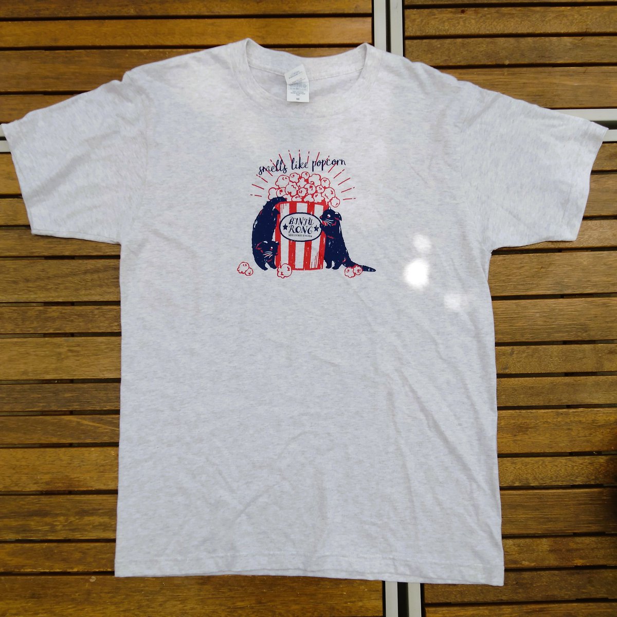 kobe_netshop's tweet image. オススメ!🍿
ネットショップで、Tシャツ【smells like popcorn ビントロング】を販売中❣️
ポップコーンのような香ばしい匂いがすると例えられるビントロングがデザインされた素敵なTシャツです!
kobe-oukoku-raku-uru.com/item-detail/18…