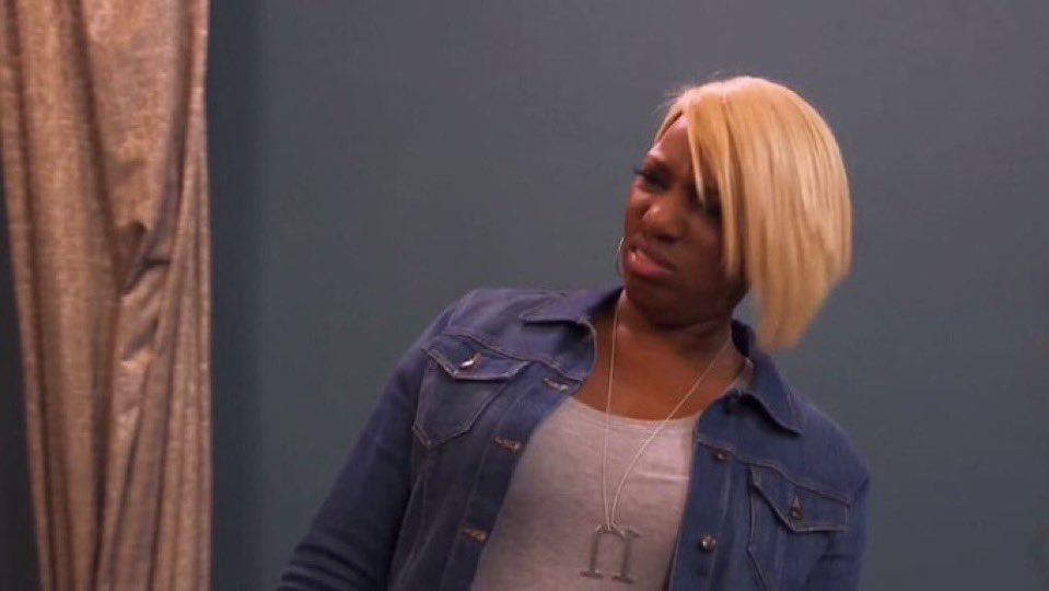dnicewazhere's tweet image. *Playing heads up*
Lee: Don’t yell at me. Dennis is going to give me the hints.
Aaaand Go!
Me:uuuh oh Australian weather!
Her: Jumanji!
Her family:how the f.. Aye yall cheating
😂😂😂