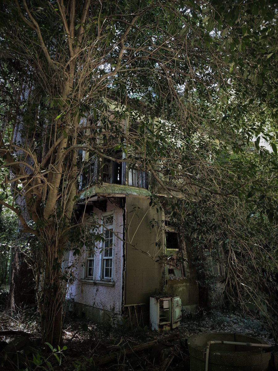 anzendie1's tweet image. ホラー映画に出てきそうな廃屋。