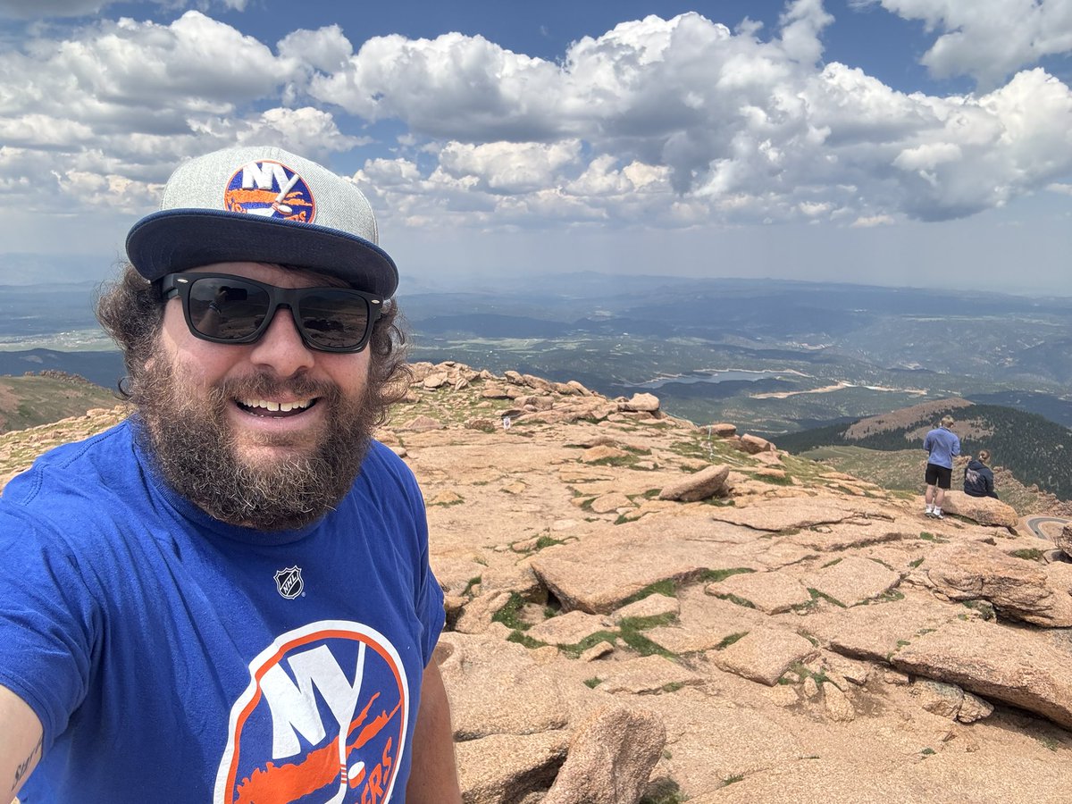 tomlofaso76's tweet image. Did some #isleshopping today above the clouds! Pikes Peak 14k feet up! #isles @NYIslanders