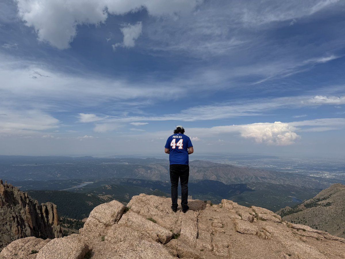 tomlofaso76's tweet image. Did some #isleshopping today above the clouds! Pikes Peak 14k feet up! #isles @NYIslanders