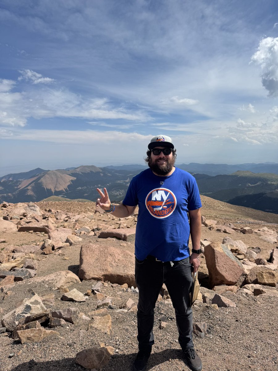 tomlofaso76's tweet image. Did some #isleshopping today above the clouds! Pikes Peak 14k feet up! #isles @NYIslanders