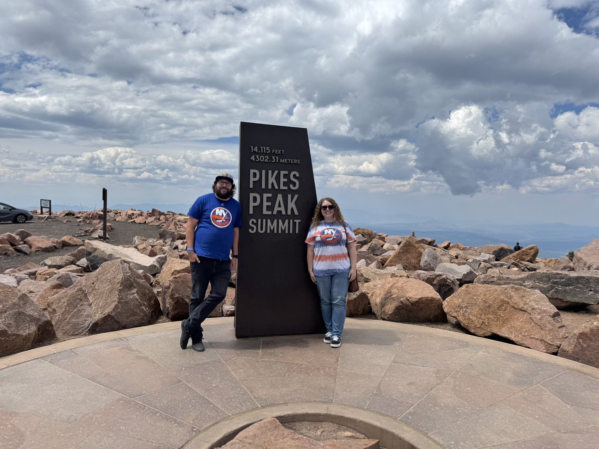 tomlofaso76's tweet image. Did some #isleshopping today above the clouds! Pikes Peak 14k feet up! #isles @NYIslanders