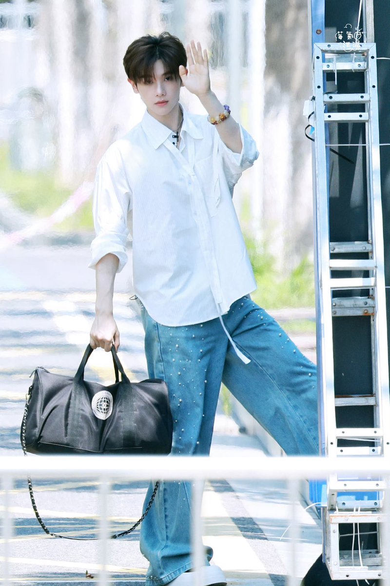 น้องนายเข้าสตูแล้ว วันนี้ใส่เชิ้ตขาว หล่อมาก น่ารักมาก น้องนายนับวันยิ่งหน้าเด็กลงทุกวันเลยอ่ะ 

#นายท่านกรชิต #高卿尘
#GaoQingchen