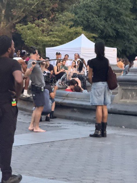 dcisyjay's tweet image. the younger versions of katie and joshua’s characters kissing by the fountain this is gonna be a romance of all time 😭❤️🩹