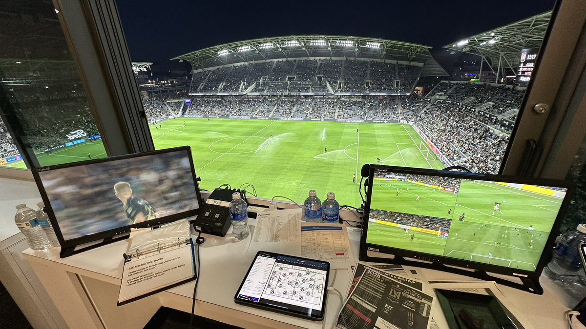 RodolfoLanderos's tweet image. Estamos en vivo desde el corazón de la Ciudad de los Sueños con el duelo entre @LAFC y @TimbersFC, junto a @marianot19 por #MLSSeasonPass en @AppleTV.
@MLSes @MLSonAir