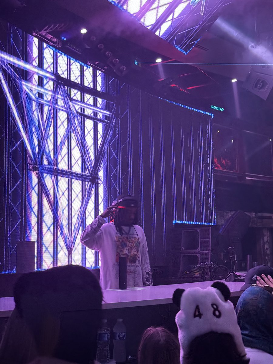 mufawsa_'s tweet image. who is this negro opening and why he slappin
