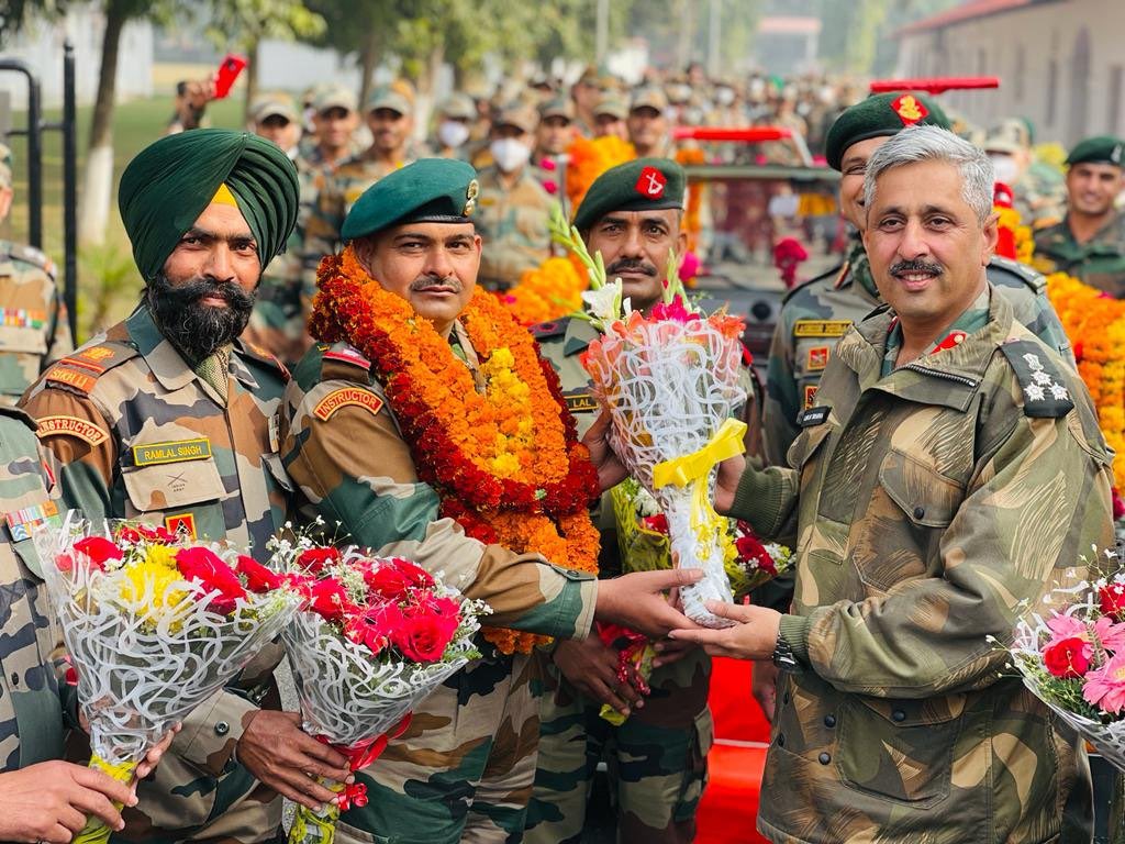 msgpahujaa's tweet image. On #KargilVijayDiwas, let’s bow our heads in solemn remembrance of the brave hearts who rewrote the meaning of courage on the icy heights of Kargil. Among those immortal warriors stands a living legend — Grenadier Yogendra Singh Yadav, a name that echoes with grit, sacrifice, and…