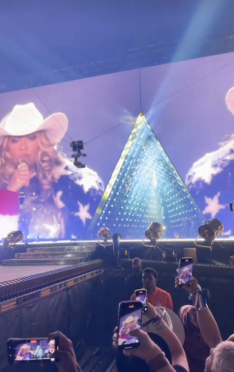 BeyonceHiveNews's tweet image. Beyoncé kicked off the penultimate show of #CowboyCarterTour
in Las Vegas.