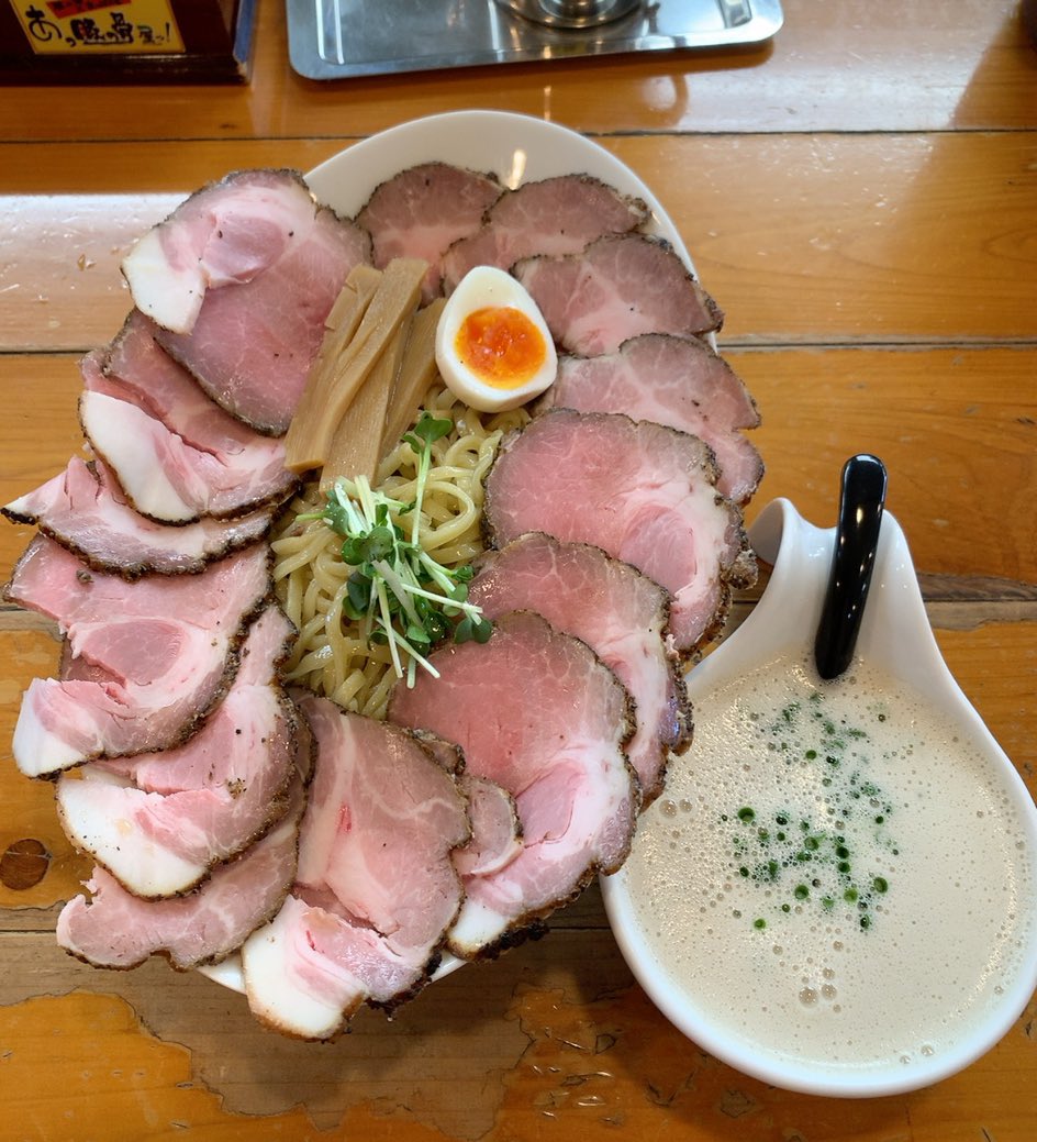 俺のラーメンあっぱれ屋(京都/城陽市)さんで「スーパーつけ麺(中)」をチャーシュー増しで戴きました♪
噛むほどに小麦の旨味と香りが口中に広がる絶品自家製麺に、麺の性能の高さを引き立てる豚骨魚介のつけ汁👍🏻✨️旨~~~っ💝旨~~~っ😍旨~~~っ😻堪らんね🥰🤗チャーシューも超美味🙆‍♀️🙆‍♀️