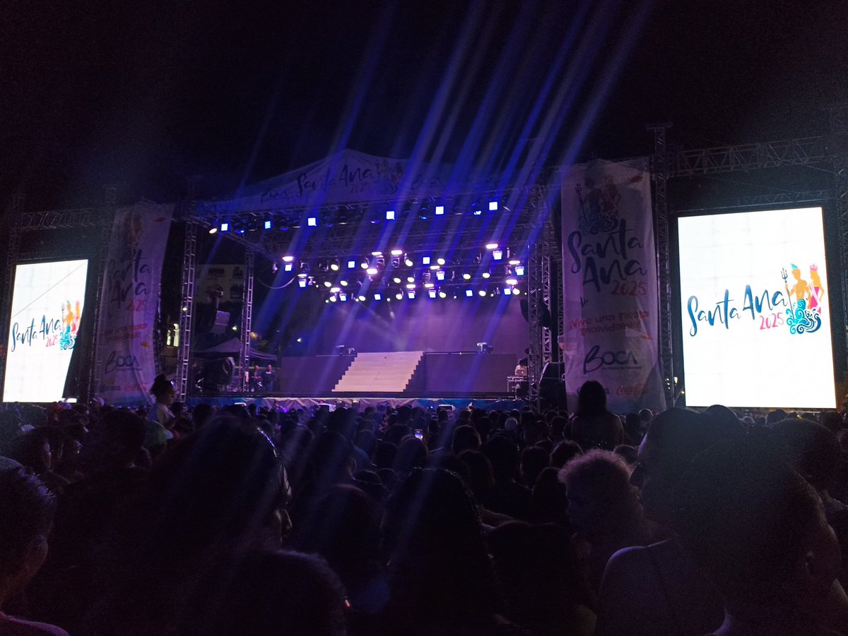 libertadbailala's tweet image. Entonces ese es su nuevo escenario del tour, el mismo de puebla y el de ahora es el mismo con la pantalla de fondo............