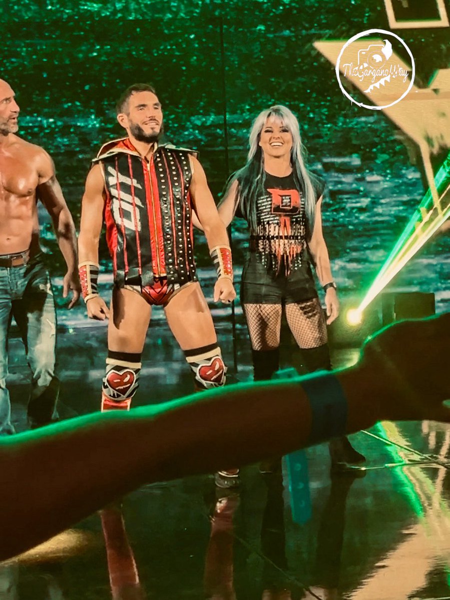 TheGarganoWay's tweet image. saving the best for last 🧡
those smiles in the left pic. my guy was happy to be home! #SmackDown