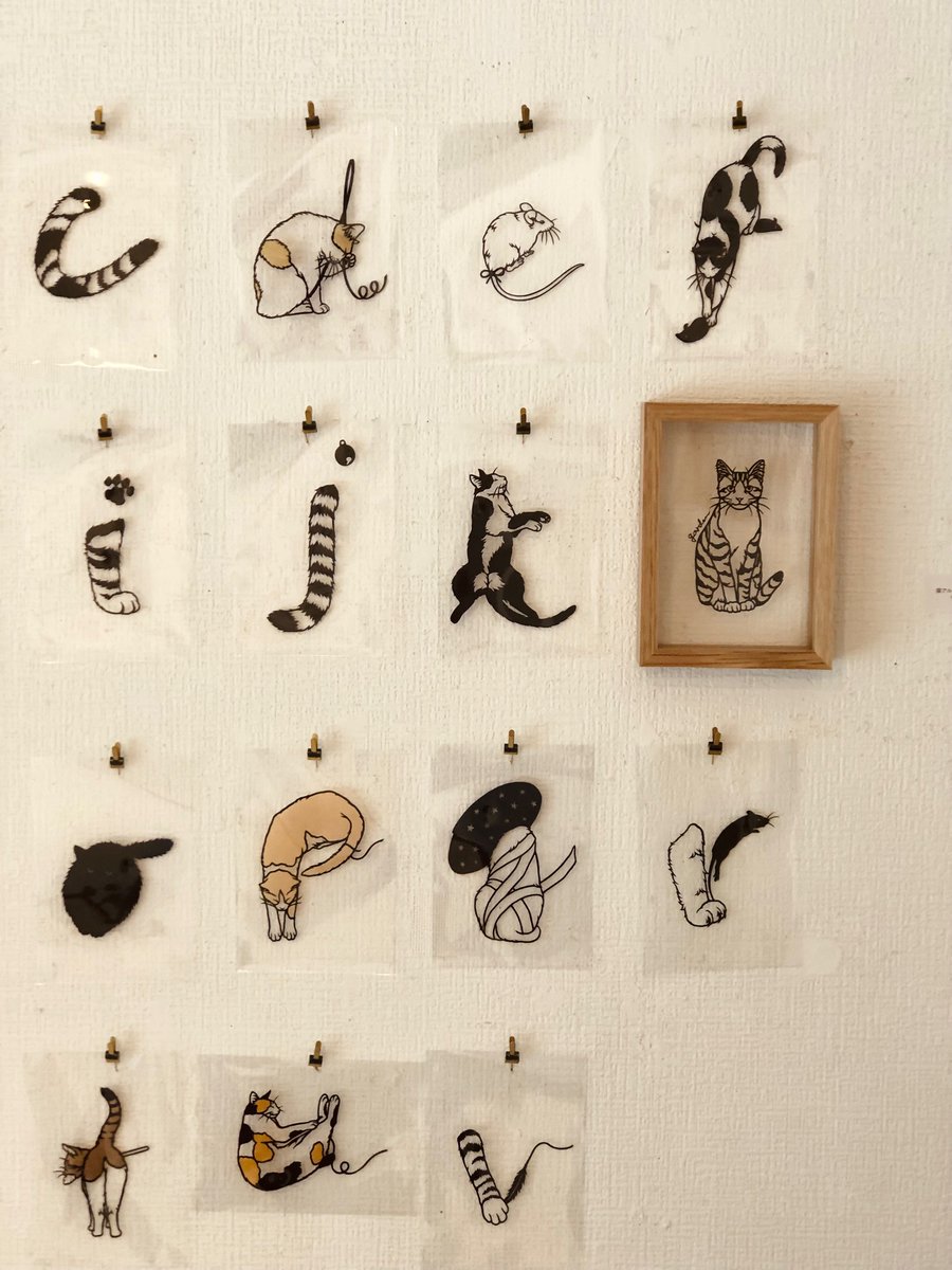Title_books's tweet image. おはようございます。Title開店しました。2階のギャラリーでは、切り絵作家gardenによる切り絵の原画展を開催中。猫だけでも、アルファベットに合わせたたくさんのポーズがあります。明日の13時~17時でgardenさんも在廊予定なので、この機会にぜひ。
奥のカフェも営業中です🍧