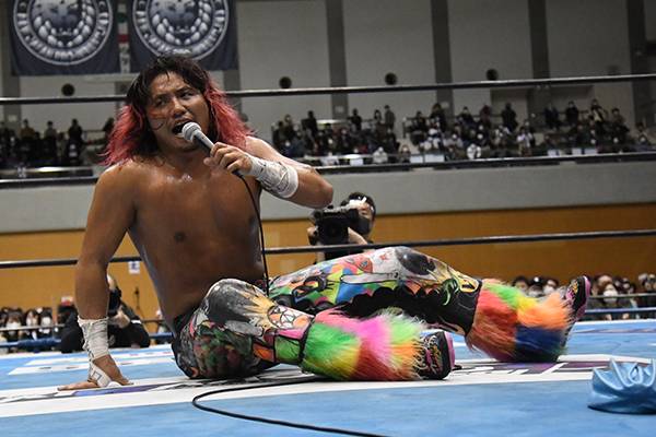 1028strong's tweet image. BOSJで田口隆祐選手を破り、マイクアピールをする高橋ヒロム選手！