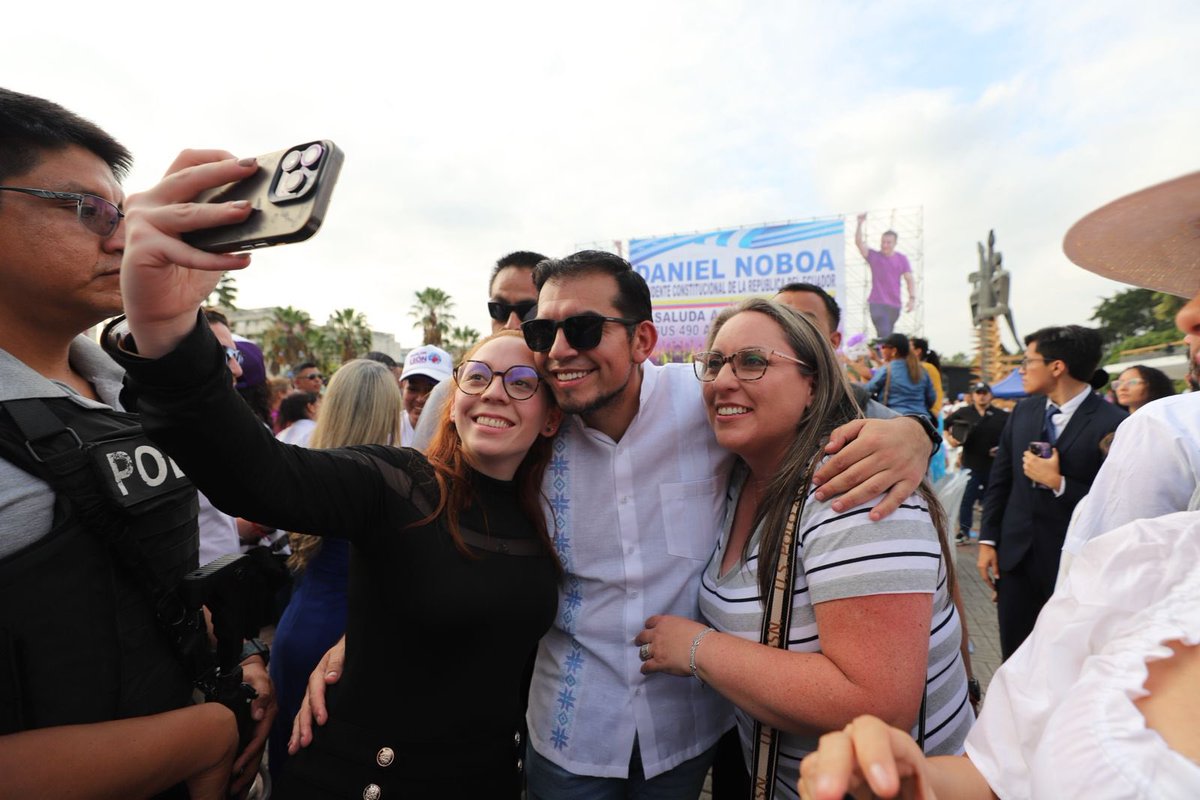 ALEXIS CACERES SALCEDO (@alexiscace94777) on Twitter photo En un país que clama por líderes auténticos,<a href="/haburbano/">Harold Burbano</a> brilla con luz propia. Su empatía, su amor por el servicio y su compromiso con los más vulnerables la han convertido en un referente indiscutible de la política pública.
No lidera desde el poder, sino desde el corazón.🇪🇨💜 En un país que clama por líderes auténticos,<a href="/haburbano/">Harold Burbano</a> brilla con luz propia. Su empatía, su amor por el servicio y su compromiso con los más vulnerables la han convertido en un referente indiscutible de la política pública.
No lidera desde el poder, sino desde el corazón.🇪🇨💜