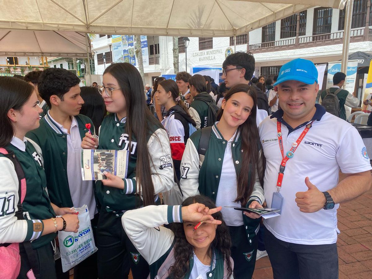ICETEX's tweet image. Estuvimos #ImpulsandoOportunidades en la 'Feria Universitaria' en #Marinilla, un espacio que contó con la participación de 40 Instituciones Educativas. ¡Seguimos llegando a los territorios con nuestra oferta de créditos, fondos condonables y becas para #QueLoPrimeroSeaEstudiar!