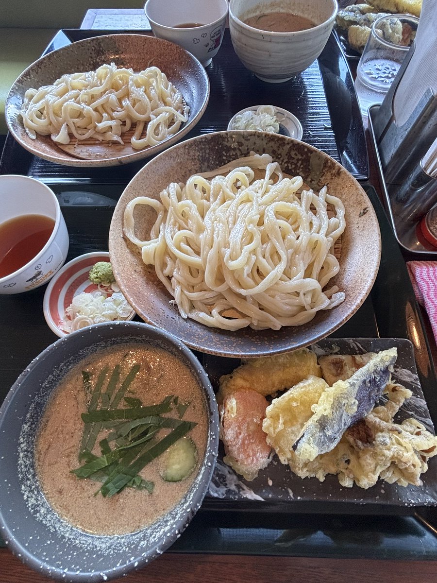 msyucchie's tweet image. 今日のお昼ごはんは『武蔵野うどん 竹國 川越池辺店』さんで、お久しぶりのフードファイト🔥✨
今日は冷汁うどん、野菜の天ぷらとちくわ天の取り放題を二皿で💪✨
今日もお腹いっぱいです🐷💕
私が痩せられる日は来ません😆👍
#竹國
#川越池辺店
#肉うどん
#武蔵野うどん
#埼玉うどん
#うどん