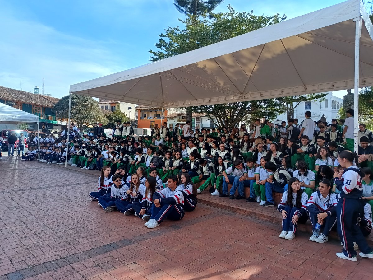 ICETEX's tweet image. Estuvimos #ImpulsandoOportunidades en la 'Feria Universitaria' en #Marinilla, un espacio que contó con la participación de 40 Instituciones Educativas. ¡Seguimos llegando a los territorios con nuestra oferta de créditos, fondos condonables y becas para #QueLoPrimeroSeaEstudiar!