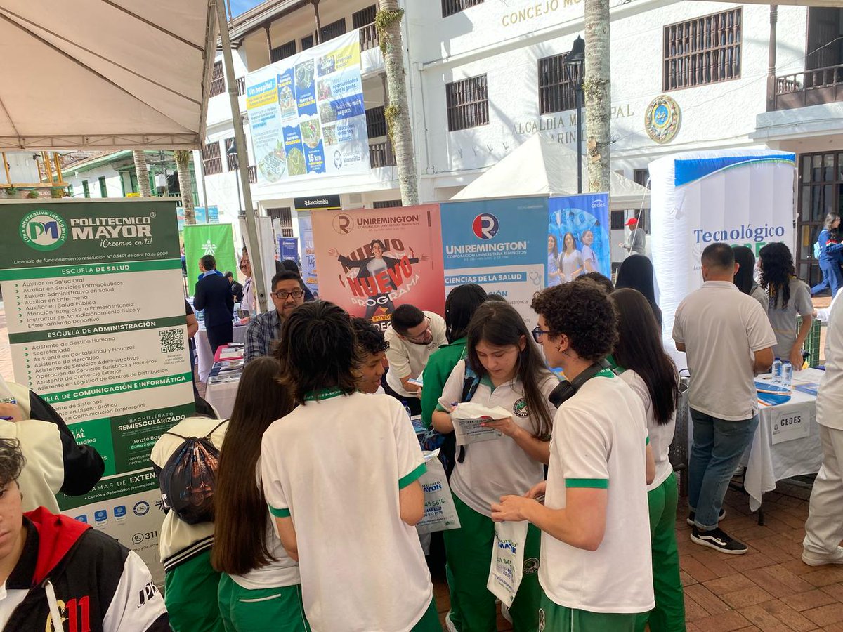 ICETEX's tweet image. Estuvimos #ImpulsandoOportunidades en la 'Feria Universitaria' en #Marinilla, un espacio que contó con la participación de 40 Instituciones Educativas. ¡Seguimos llegando a los territorios con nuestra oferta de créditos, fondos condonables y becas para #QueLoPrimeroSeaEstudiar!