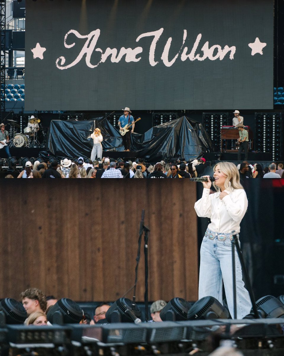 LumenField's tweet image. From Kentucky to Lumen Field.
@Annewilsonmusic set the tone.