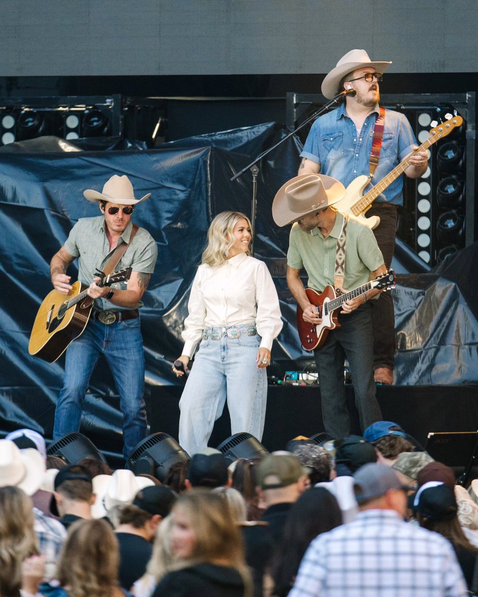 LumenField's tweet image. From Kentucky to Lumen Field.
@Annewilsonmusic set the tone.
