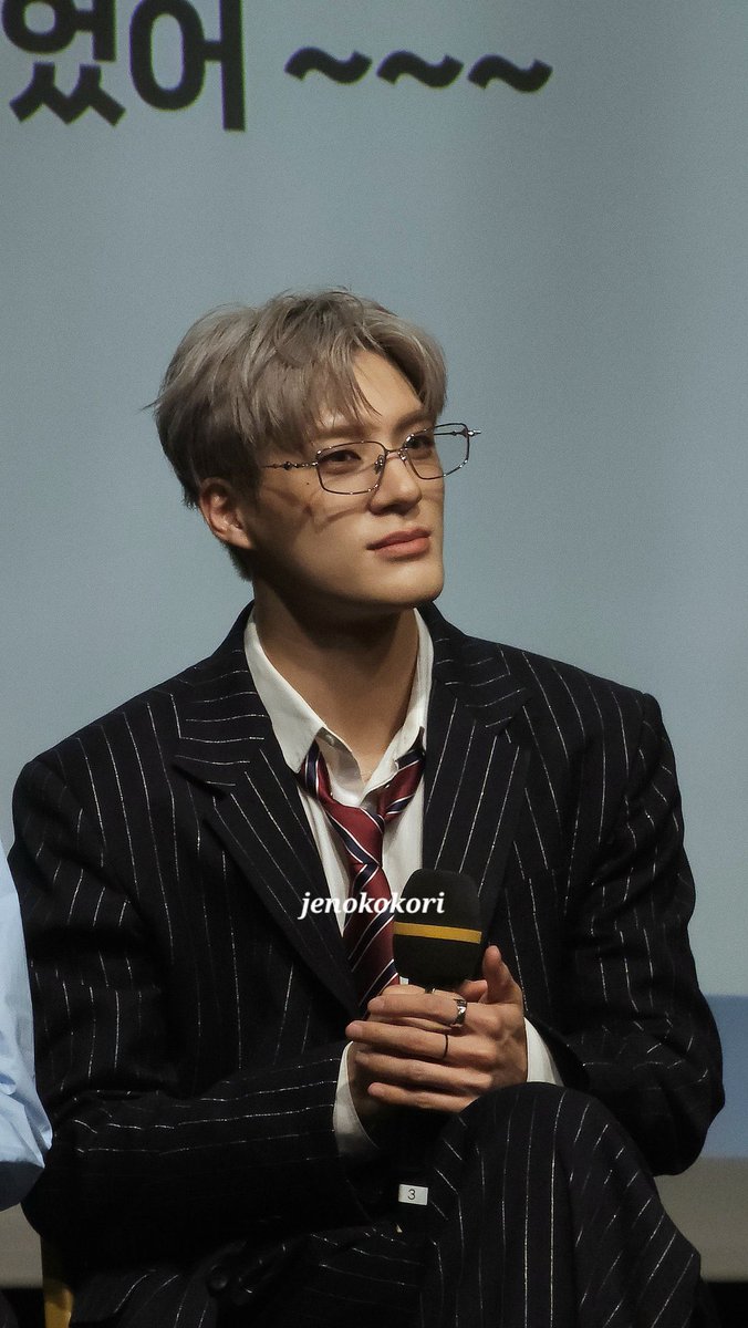 JEN0HOLIC's tweet image. something about silver undercut jeno wearing glasses and a suit just hits different 😮💨