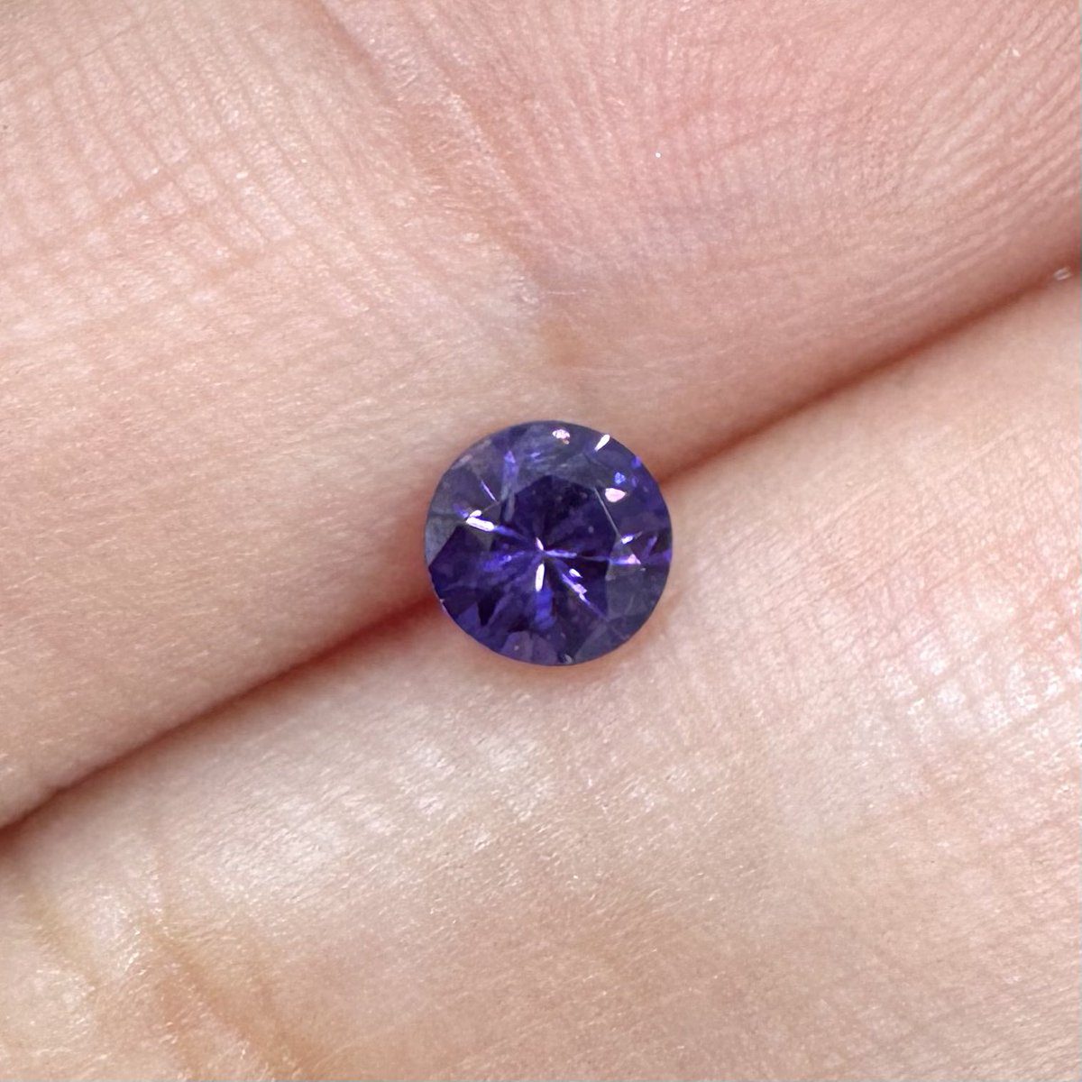 C31357141's tweet image. #천체마켓 

0.35ct 4.4mm 바이올렛 사파이어 정밀 라운드 컷

✦ 15만원

진한 청보랏빛의 깨끗한 사파이어입니다.
구매 가능합니다!

✦ 디엠으로 연락주세요!
