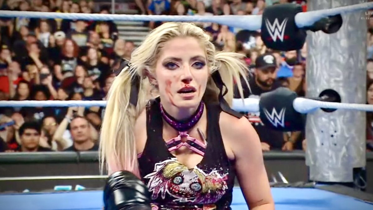 LasVegasMat's tweet image. Just wanted to point out that Little Miss Bliss @AlexaBliss_WWE not only had the best match on Smackdown tonight but she's also taller than @roxanne_wwe