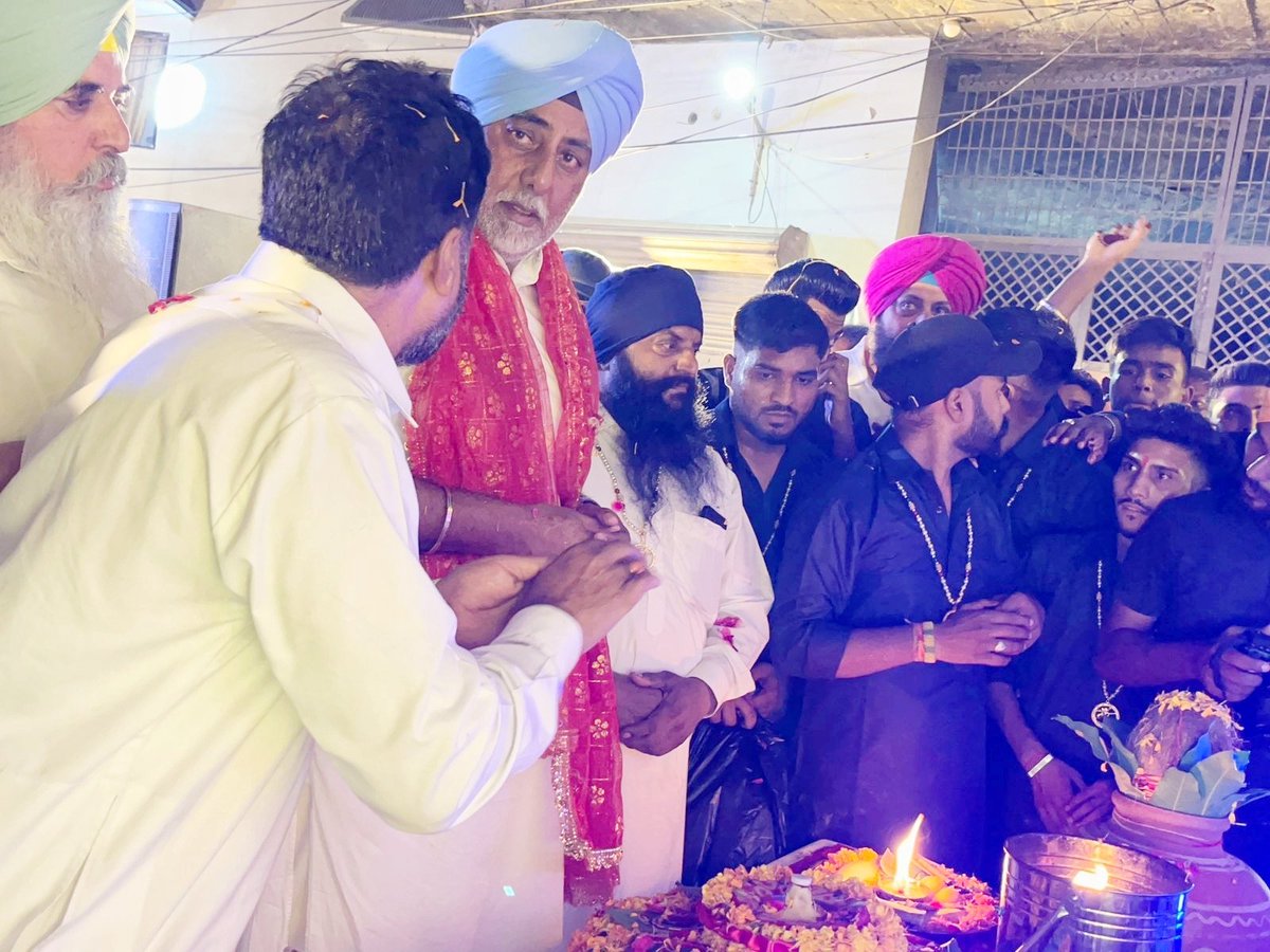 randeep_nabha's tweet image. 🛕 25 जुलाई 2025 (शुक्रवार) को जय मां काली एकता क्लब द्वारा आयोजित भव्य जागरण में मुख्य अतिथि के रूप में ज्योति प्रचंड करने की पावन रस्म निभाने का सौभाग्य प्राप्त हुआ।
इस श्रद्धामय अवसर पर #हलका_अमलोह के कांग्रेस नेता और कार्यकर्ता भी साथ रहे और अपनी गरिमामयी उपस्थिति से मान…