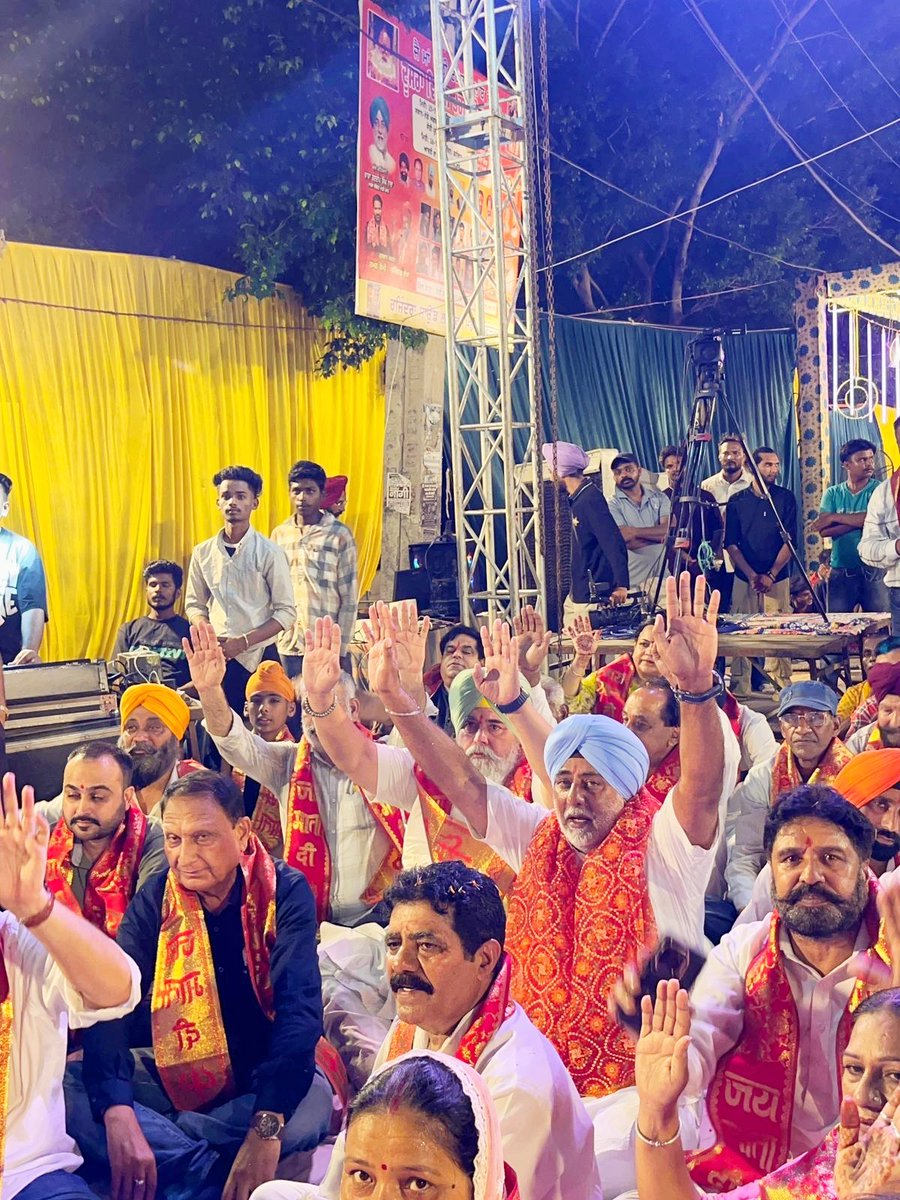 randeep_nabha's tweet image. 🛕 25 जुलाई 2025 (शुक्रवार) को जय मां काली एकता क्लब द्वारा आयोजित भव्य जागरण में मुख्य अतिथि के रूप में ज्योति प्रचंड करने की पावन रस्म निभाने का सौभाग्य प्राप्त हुआ।
इस श्रद्धामय अवसर पर #हलका_अमलोह के कांग्रेस नेता और कार्यकर्ता भी साथ रहे और अपनी गरिमामयी उपस्थिति से मान…